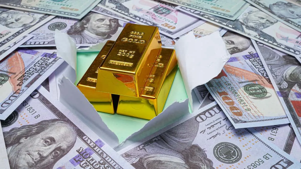 لدولار ينهار: العالم يسحب البساط من تحت أمريكا ويتجه إلى الذهب وسط تحذيرات من أزمة تاريخية